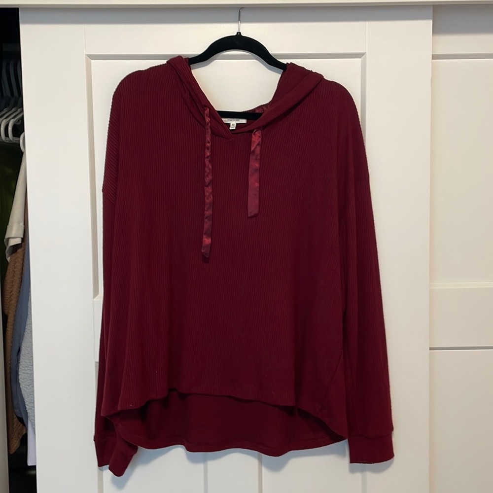 Comfy long sleeved sweater with hood. Fits a little oversized. Worn once.